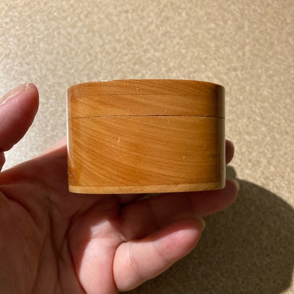 Trinket Box Enameled Mother of Pearl Inlaid, Wooden, Red fabric inside - Picture 4 of 8